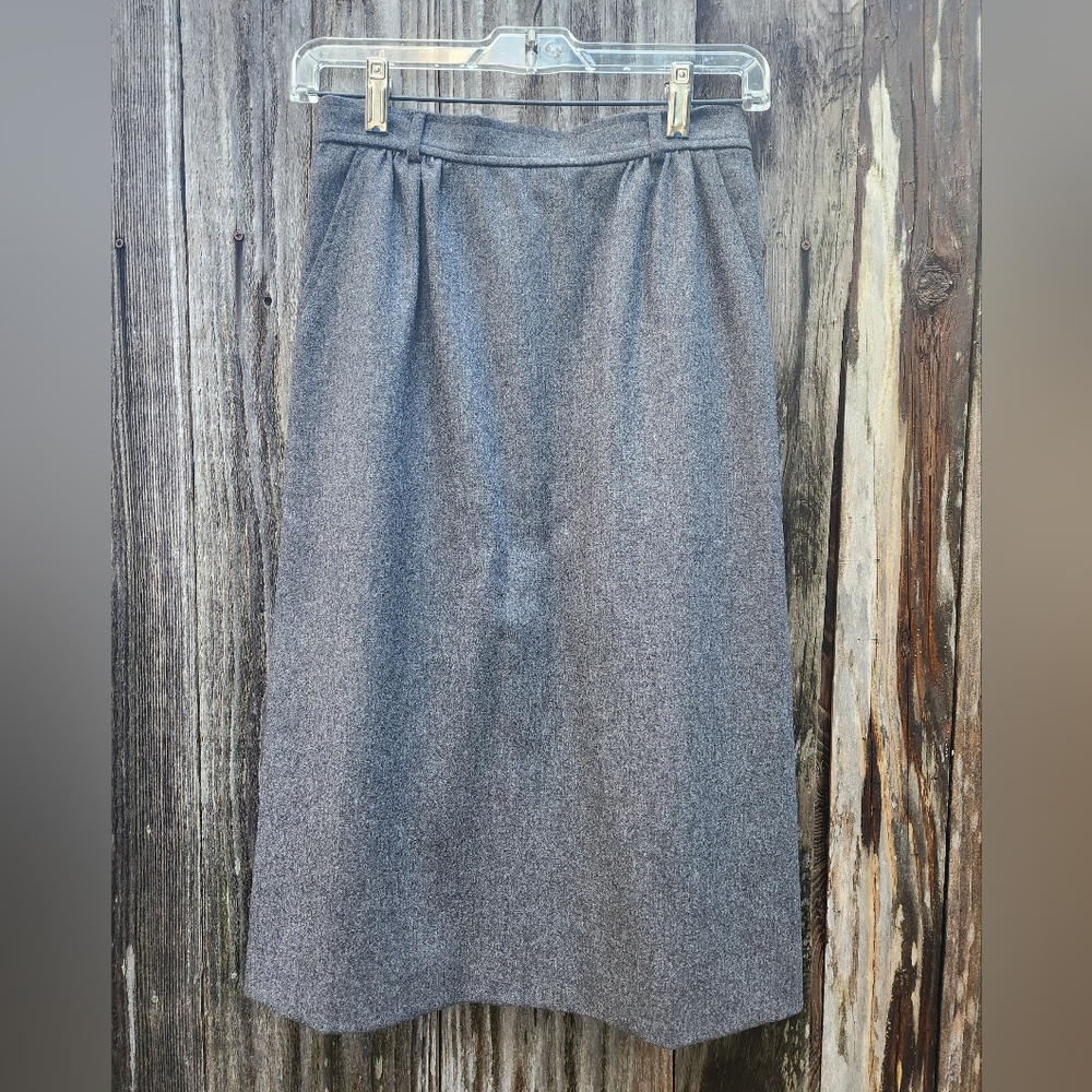Classic BURBERRY Grey Flannel Midi Skirt - Great Condition w/ Tiny Flaw